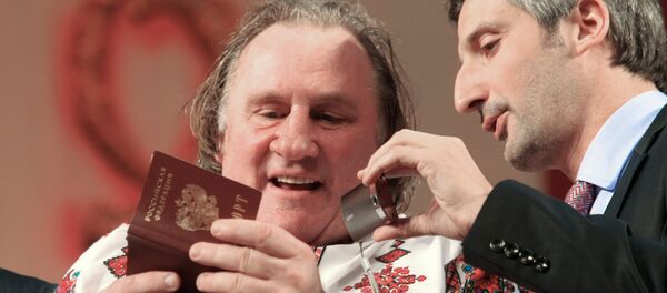 Depardieu avec le passeport russe - Sputnik Afrique