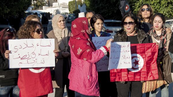 Tunisian women stage a protest near the United Arab Emirates' embassy in Tunis, Tunisia, Monday Dec. 25, 2017. - Sputnik Afrique