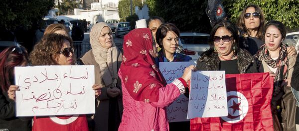 Tunisian women stage a protest near the United Arab Emirates' embassy in Tunis, Tunisia, Monday Dec. 25, 2017. - Sputnik Afrique