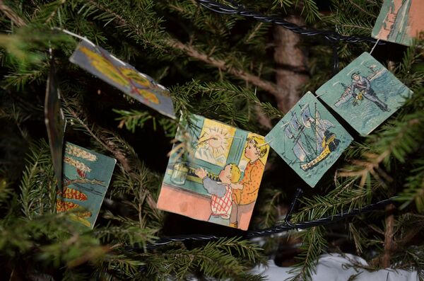 Guirlande de petites feuilles de papier illustré pour sapin de Noël - Sputnik Afrique