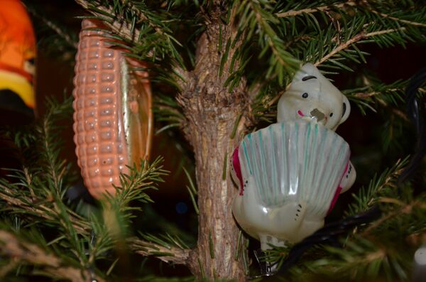 Décorations à pince pour sapin de Noël - Un épi de maïs et un ours jouant de l'accordéon - Sputnik Afrique