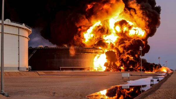Fire rises from an oil tank in the port of Es Sider, in Ras Lanuf, Libya, in this file picture taken January 4, 2016. - Sputnik Afrique