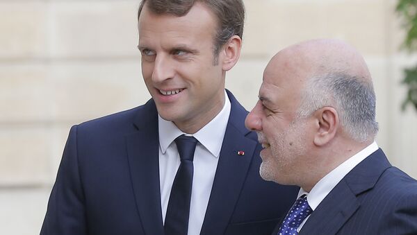 French President Emmanuel Macron, left, welcomes Iraqi Prime Minister Haider al-Abadi at the Elysee Palace in Paris, Thursday, Oct. 5, 2017. - Sputnik Afrique