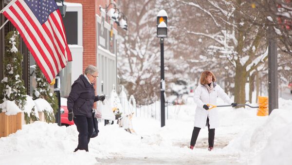 Woman shovels snow during the first lake effect snowfall of the season in the Buffalo suburb of East Aurora, New York, U.S. December 8, 2017. - Sputnik Afrique
