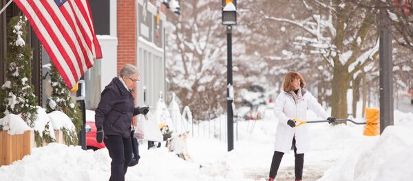Woman shovels snow during the first lake effect snowfall of the season in the Buffalo suburb of East Aurora, New York, U.S. December 8, 2017. - Sputnik Afrique