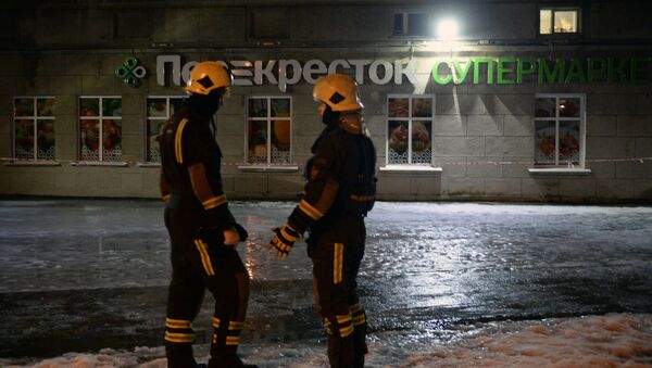 Сотрудники МЧС у входа в магазин Перекресток в Санкт-Петербурге, где произошел взрыв - Sputnik Afrique