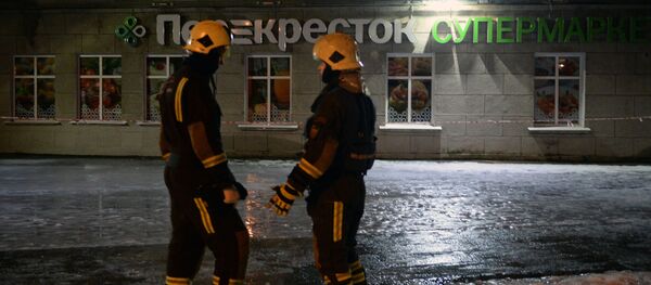 Сотрудники МЧС у входа в магазин Перекресток в Санкт-Петербурге, где произошел взрыв - Sputnik Afrique