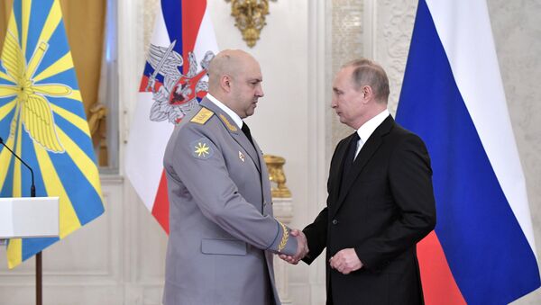 Vladimir Poutine (à droite) et Sergueï Sourovikine - Sputnik Afrique