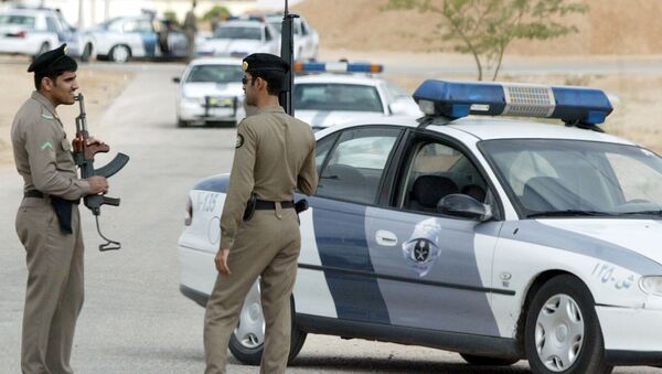 Saudi security personnel surround 16 January 2006 a cafe at the al-Munissiyah district, north-east of Riyadh, during a search for Al-Qaeda terror suspects. - Sputnik Afrique