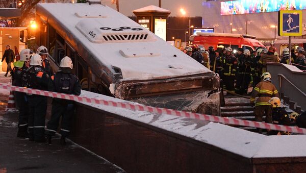 Evacuation du bus qui a foncé dans un souterrain pour piétons à Moscou - Sputnik Afrique