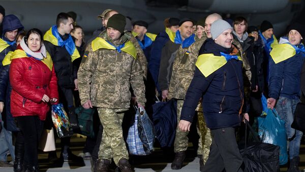 Самолет с переданными ДНР и ЛНР украинской стороне пленными приземлился под Киевом - Sputnik Afrique