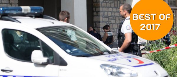 Автомобиль наехал на группу военнослужащих в пригороде Парижа - Sputnik Afrique