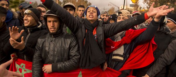 Moroccans shout slogans and wave their national flag as they participate in a demonstration after the funeral of two brothers who died while digging in an abandoned coal mine in the northeastern city of Jerada, 60 kilometres southwest of Oujda, on December 27, 2017. - Sputnik Afrique