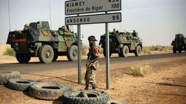 Véhicules militaires à la frontière du Niger - Sputnik Afrique
