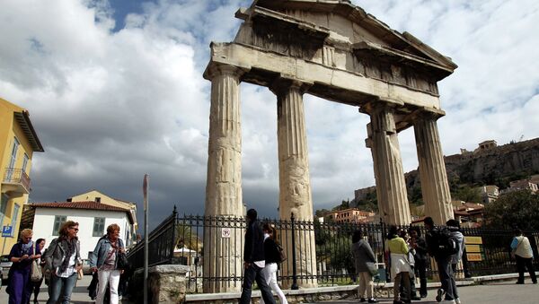 Tourists  walk outside the gate of the ancient Roman agora in Athens, Greece - Sputnik Afrique