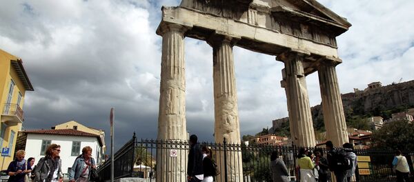 Tourists  walk outside the gate of the ancient Roman agora in Athens, Greece - Sputnik Afrique