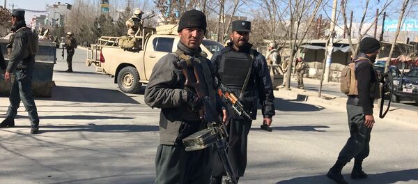 Afghan policemen stand guard at the site of a blast in Kabul, Afghanistan December 28, 2017 - Sputnik Afrique