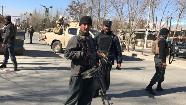 Afghan policemen stand guard at the site of a blast in Kabul, Afghanistan December 28, 2017 - Sputnik Afrique