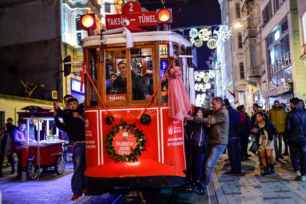 Habitants d’Istanbul dans un bus le soir du Réveillon - Sputnik Afrique