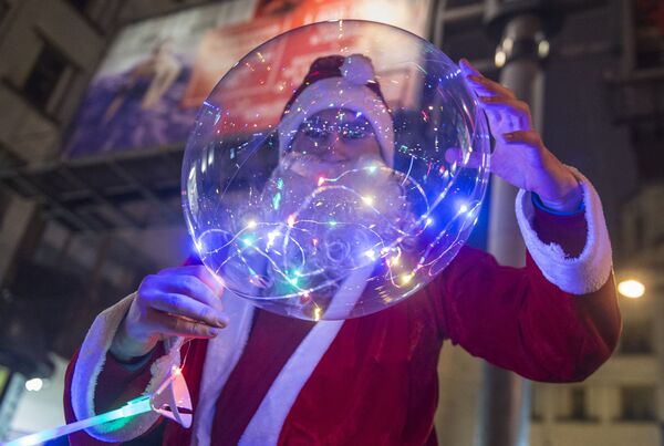 Un homme déguisé en Père Noël russe lors de la célébration du Nouvel An à Saint-Pétersbourg - Sputnik Afrique
