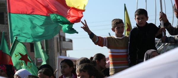 le drapeau du parti kurde PYD - Sputnik Afrique