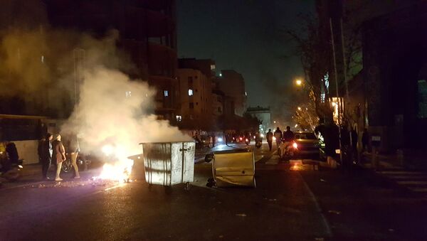 Les gens protestent à Téhéran - Sputnik Afrique