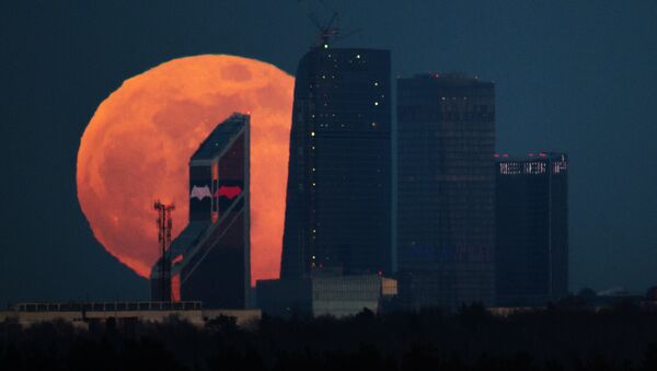 Full moon over Moscow City International Business Center - Sputnik Afrique