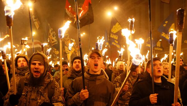 Activists of Ukrainian nationalist parties hold torches as they take part in a rally to mark the 109th anniversary of the birth of Stepan Bandera, one of the founders of the Organization of Ukrainian Nationalists (OUN), in Kiev, Ukraine January 1, 2018. - Sputnik Afrique