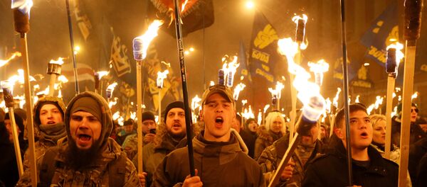 Activists of Ukrainian nationalist parties hold torches as they take part in a rally to mark the 109th anniversary of the birth of Stepan Bandera, one of the founders of the Organization of Ukrainian Nationalists (OUN), in Kiev, Ukraine January 1, 2018. - Sputnik Afrique