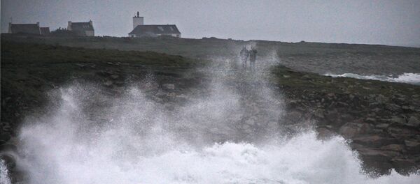 People watch waves breaking on the Brittany coast as storm Eleanor approaches Esquibien, France, January 2, 2018. - Sputnik Afrique