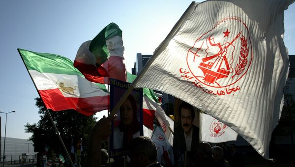 Members of the National Council of Resistance of Iran (NCRI), the political arm of the People's Mujahedin of Iran, which has been declared a terrorist organization in the EU and the United States, demonstrate 15 October 2007 against EU policy toward Iran in front of EU headquarters in Luxembourg during an External Relations Council meeting Luxembourg. - Sputnik Afrique