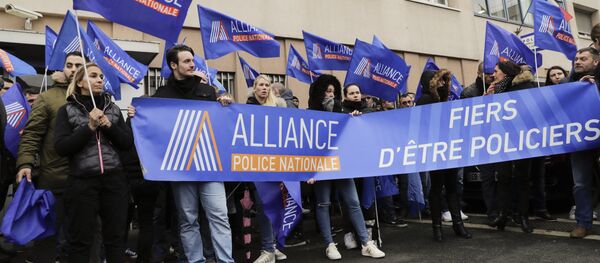 Members of the Alliance Police Nationale union gather for a protest outside the police station of Champigny-sur-Marne on January 2, 2018, two days after a policewoman was beaten after clashes erupted on New Year's Eve near a party hall. - Sputnik Afrique