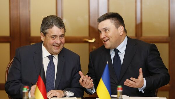 Deutschlands Außenminister Sigmar Gabriel (L) und sein Kollege aus Ukraine - Pawel Klimkin (Archiv) - Sputnik Afrique