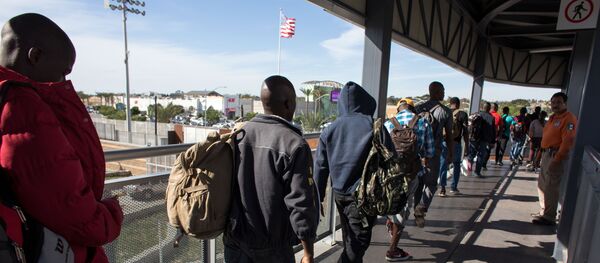 Migranten an der amerikanisch-mexikanischen Grenze (Archivbild) Migranten an der amerikanisch-mexikanischen Grenze (Archivbild) - Sputnik Afrique
