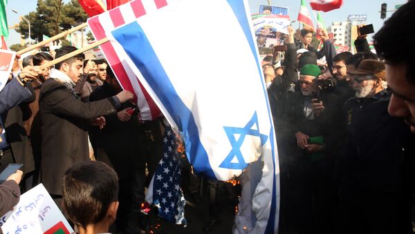 Des manifestants pro-gouvernementaux iraniens brûlent des drapeaux américain et israélien - Sputnik Afrique