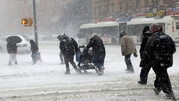 People struggle against wind and snow as they cross 125th street in upper Manhattan during a snowstorm in New York City, New York, U.S., January 4, 2018 - Sputnik Afrique