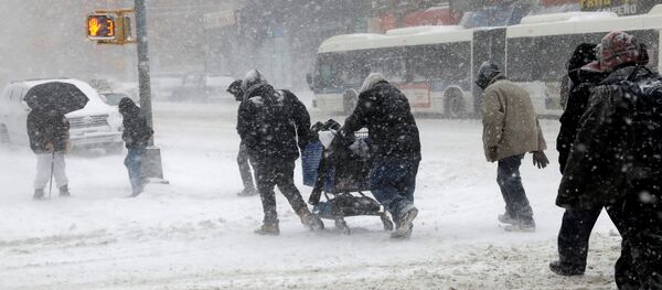 People struggle against wind and snow as they cross 125th street in upper Manhattan during a snowstorm in New York City, New York, U.S., January 4, 2018 - Sputnik Afrique