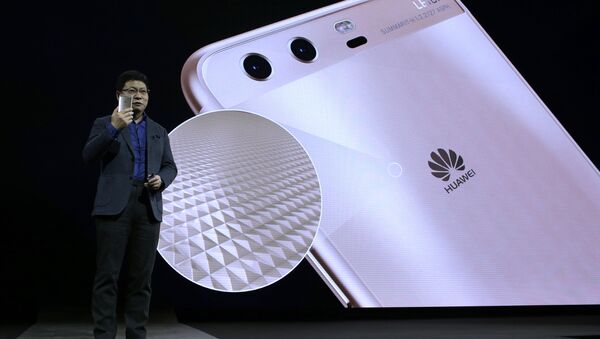 Chief executive officer of consumer devices division for Huawei Technologies Co. Richard Yu presents the new phone Huawei P10 Plus before the Mobile World Congress in Barcelona, Spain - Sputnik Afrique