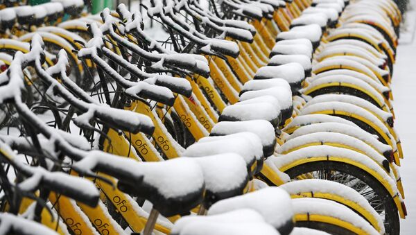 Ofo shared bicycles are seen covered with snow in Zhengzhou, Henan province, China January 4, 2018. - Sputnik Afrique