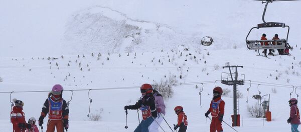 Tourists ski next to the site of an avalanche at Lavachet Wall in Tignes, France, Tuesday, Feb.14, 2017. Tourists ski next to the site of an avalanche at Lavachet Wall in Tignes, France, Tuesday, Feb.14, 2017. - Sputnik Afrique