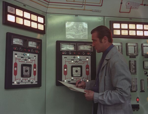 Un spécialiste devant un panneau de contrôle central d’une chaîne de production d’ammoniaque de Grodno - Sputnik Afrique