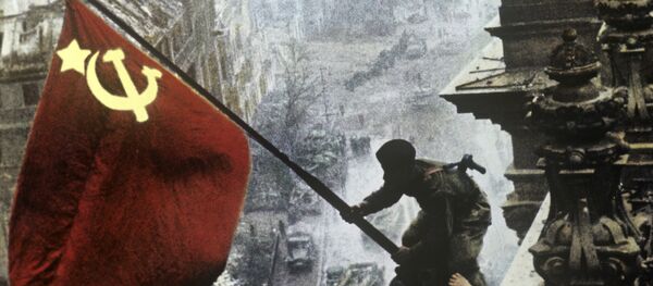 Le drapeau de la Victoire sur le toit du Reichstag à Berlin Le drapeau de la Victoire sur le toit du Reichstag à Berlin - Sputnik Afrique