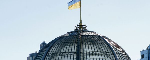 Флаг на крыше Верховной Рады Украины в Киеве - Sputnik Afrique