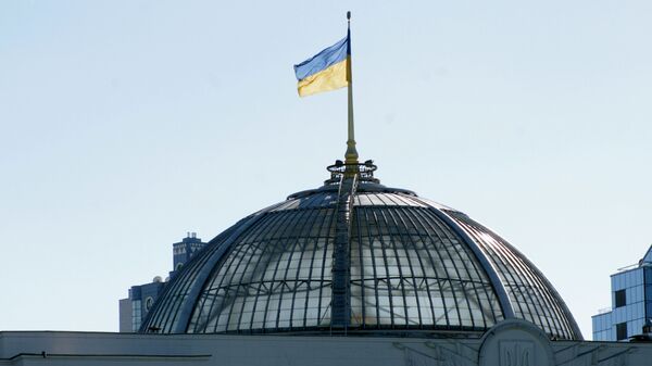 Le drapeau ukrainien sur le bâtiment du parlement à Kiev - Sputnik Afrique