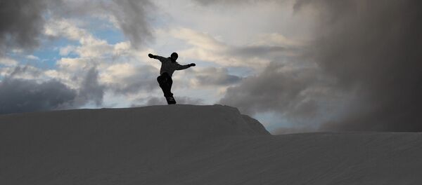 un snowboarder - Sputnik Afrique