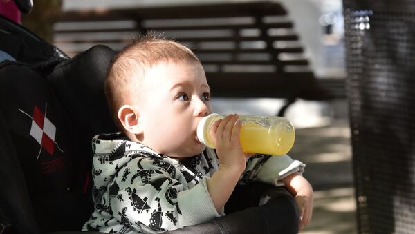 Ein Baby trinkt Orangensaft - Sputnik Afrique