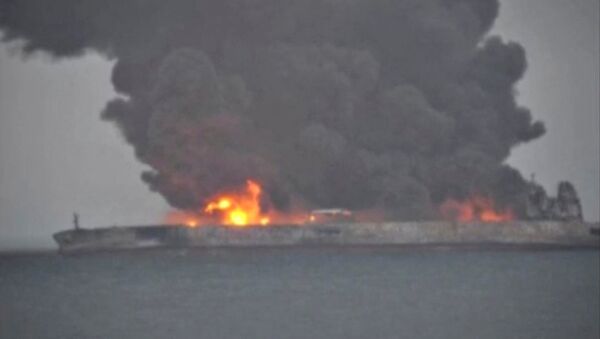 Smoke and fire is seen from Panama-registered tanker SANCHI carrying Iranian oil after it collided with a Chinese freight ship in the East China Sea, in this still image taken from a January 7, 2018 video - Sputnik Afrique