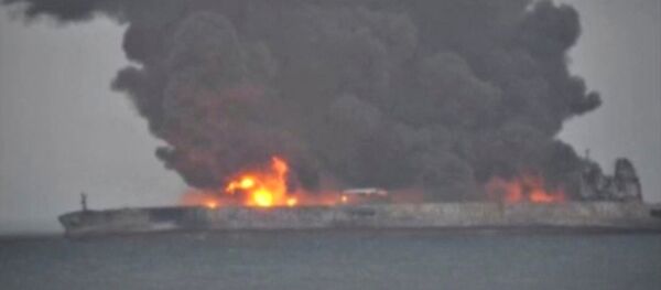 Smoke and fire is seen from Panama-registered tanker SANCHI carrying Iranian oil after it collided with a Chinese freight ship in the East China Sea, in this still image taken from a January 7, 2018 video - Sputnik Afrique