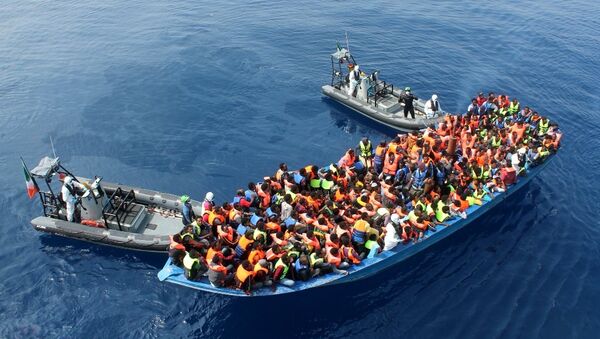 Un canot de migrants en Méditerranée - Sputnik Afrique