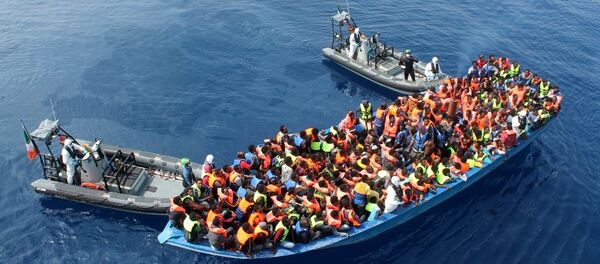 Un canot de migrants en Méditerranée - Sputnik Afrique